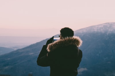 男子在山上拍照